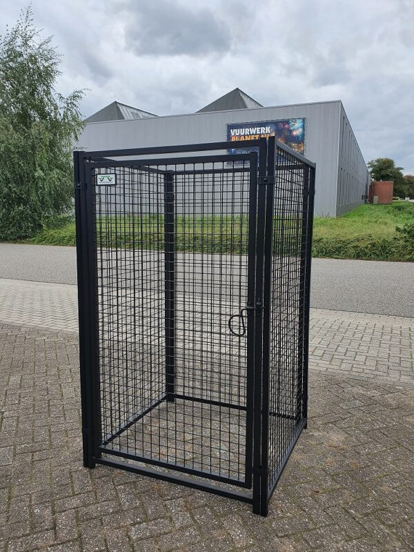 Kleine kooi van gaaspanelen